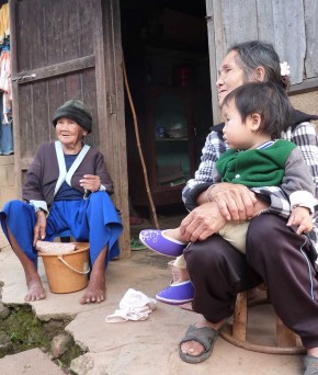 Femmes et enfants Hmong au village de Phaya Phi Phat