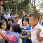 Les enfants hmongs de maternelle et de primaire à l'école de Pitakthai 